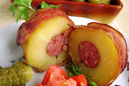 Фото к рецепту: Картофель в беконе с охотничьими колбасками. тест-драйв с «окраиной»