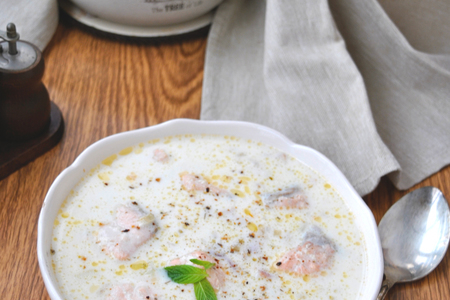 Фото к рецепту: Сливочный суп с финским характером с рыбой и беконом