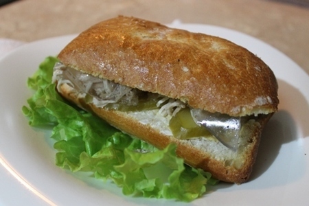 Сэндвич с холодцом из индейки,  хреном и соленым домашним огурчиком. (тест-драйв с окраиной)