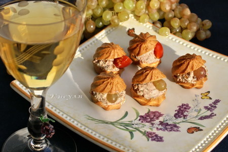 Фото к рецепту: Мелкие заварные булочки с утиным паштетом и виноградом. тест-драйв с окраиной