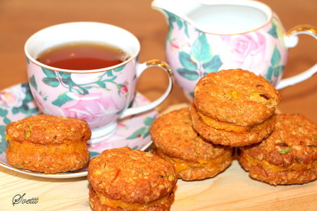 Фото к рецепту: Овсяное печенье с курагой и фисташками "солнышко"