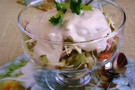 Фото к рецепту: Салат-коктейль с ветчиной и киви. тест-драйв с «окраиной»