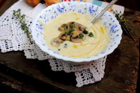 Фото к рецепту: Крем-суп из сельдерея с обжаренными шампиньонами