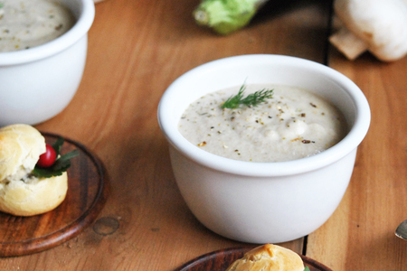 Фото к рецепту: Крем-суп из шампиньонов с закусочными профитролями а-ля «баба гануш»