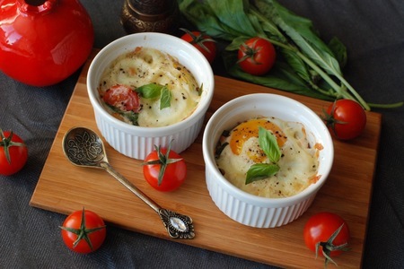 Фото к рецепту: Яичница в духовке с окороком, помидорами, моцареллой и базиликом. тест драйв с тм окраина