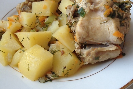 Фото к рецепту: Кролик, тушенный с картофелем и зеленью. видео