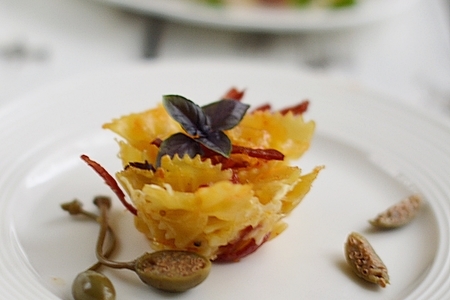 Фото к рецепту: Паста запеченная с салями, вялеными томатами и сыром
