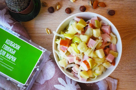 Фото к рецепту: Картофельный салат с яблоком и карбонадом. тест-драйв с окраиной