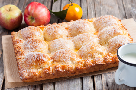 Фото к рецепту: Пирог из творожного теста с яблоками