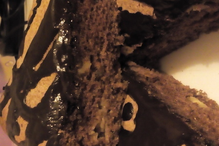 Фото к рецепту: Шоколадная шарлотка с орехами
