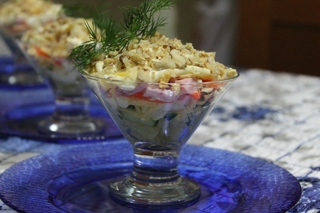 Фото к рецепту: Салат коктейль с телячьей колбасой, сыром и грецкими орехами.(тест-драйв с окраиной)