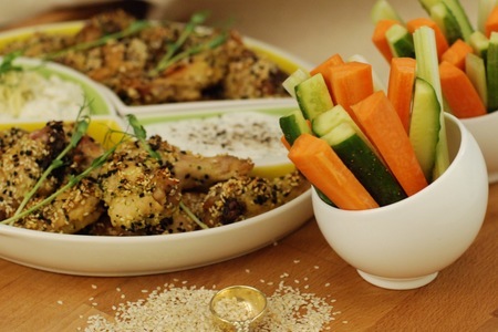 Фото к рецепту: Куриные крылышки гриль с кунжутом, свежими овощами, чесночным соусом и соусом дорблю. тест драйв с окраиной.