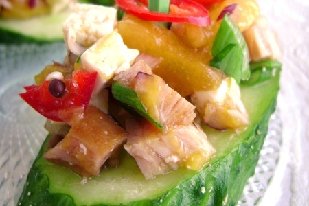 Фото к рецепту: Пикантный салат с манго и копченой курицей. тест-драйв с "окраиной"