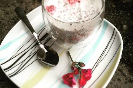Фото к рецепту: Простой завтрак: кокосовое молоко с чиа