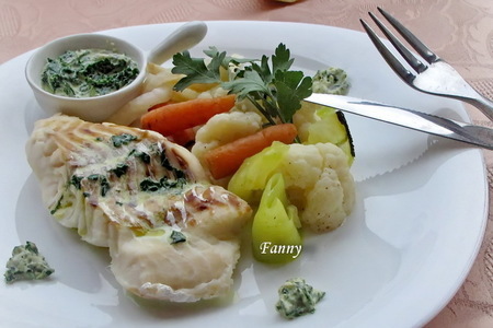 Фото к рецепту: Треска с овощами на пару с соусом из петрушки. тест-драйв мультиварки bosch