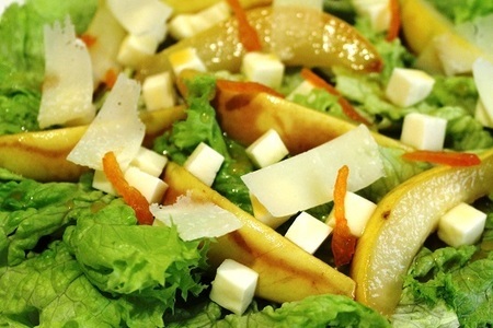 Фото к рецепту: Салат с жареными грушами и сырами под медовой заправкой