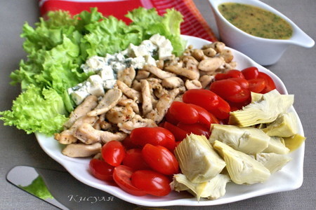 Салат с курицей, артишоками и сыром дорблю