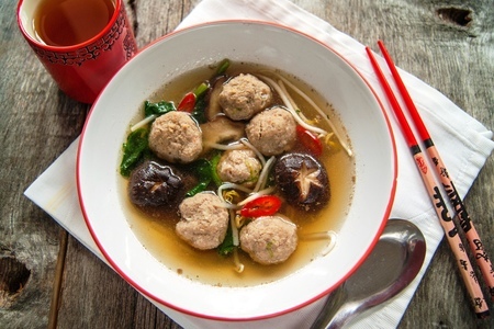 Фото к рецепту: Азиатский суп с митболами. тест-драйв с окраиной