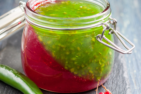 Фото к рецепту: Желе из красной смородины и жгучего зеленого перца