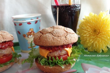 Фото к рецепту: Домашний чизбургер с соусом барбекю