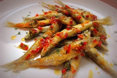 Фото к рецепту: Рыба (атерина) жареная приправленная сладким соусом чили с ароматным тимьяном