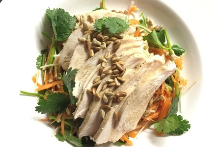 Фото к рецепту: Паровая грудка с салатом в азиатском стиле 