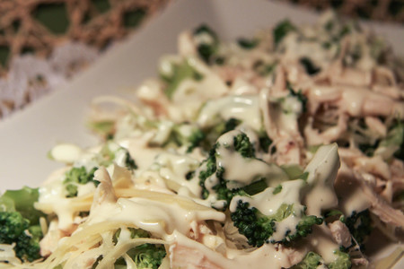 Фото к рецепту: Салат из брокколи с курицей