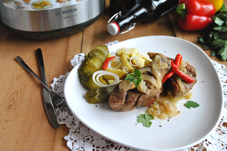 Фото к рецепту: Баранина в луке с гарниром в стиле немецкого картофельного салата