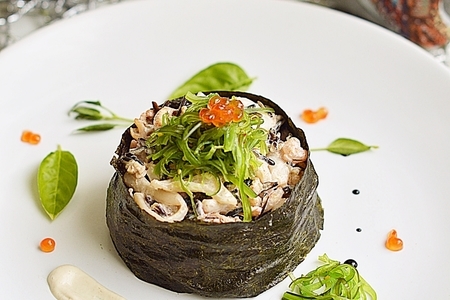 Фото к рецепту: Салат из морепродуктов с черным рисом