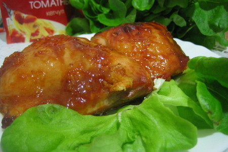 Фото к рецепту: Курица, запеченая в духовке под соусом из кетчупа