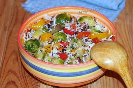 Фото к рецепту: Теплый салат с овощами, рисом и киноа 