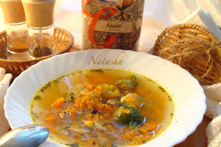 Фото к рецепту: Суп с брюссельской капустой и киноа на курином бульоне