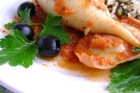 Фото к рецепту: Кальмары фаршированные в томатном соусе