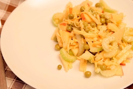 Фото к рецепту:  салат с сельдереем и сыром и яблоком. видео
