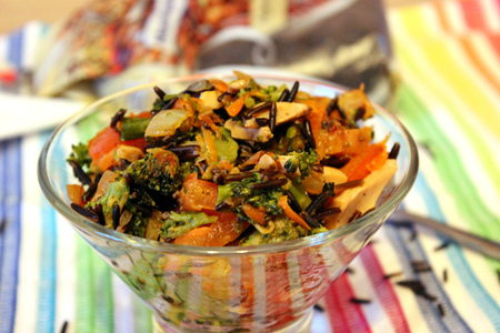 Фото к рецепту: Теплый овощной салат с диким рисом и шампиньонами