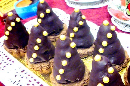 Фото к рецепту: Пирожное бисквитно-ореховое "ёлочки" в шоколаде