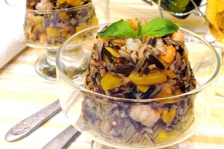 Фото к рецепту: Салат с диким рисом, креветками и овощами