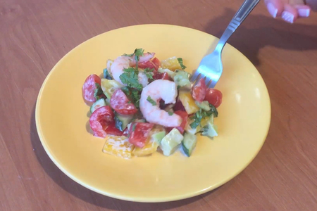 Фото к рецепту: Полезный салат с креветками и авокадо. видео