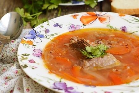 Фото к рецепту: Суп из баранины с киноа и овощами