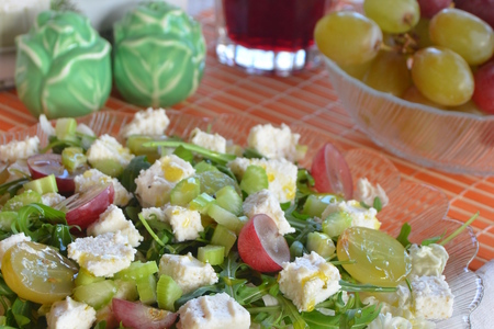 Фото к рецепту: Салат с рукколой, виноградом и творогом из козьего молока. мой тест-драйв с lekue
