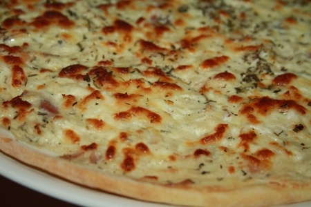 Фото к рецепту: Пицца "бьянка" с беконом и морепродуктами