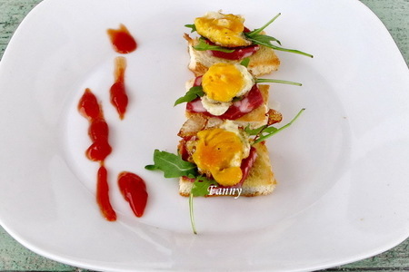 Фото к рецепту: Брускетта с колбасой и перепелиными яйцами - завтрак для любимой