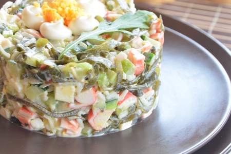 Фото к рецепту: Салат из риса и морской капусты с крабовыми палочками