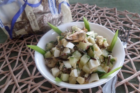 Фото к рецепту: Салат с рисом, огурцом и мидиями
