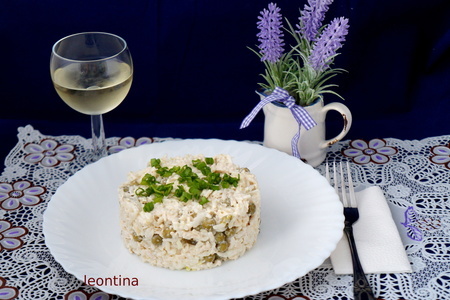 Фото к рецепту: Куриный салат с рисом, сыром и горошком