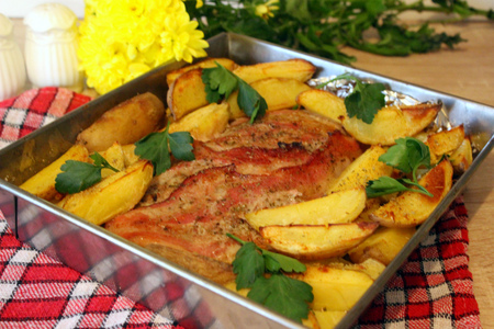 Фото к рецепту: Мясной рулет с яйцом и зеленью и ароматным картофелем