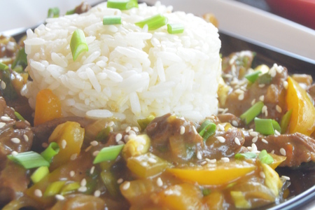 Фото к рецепту: Говядина в азиатском соусе с рисом "жасмин"