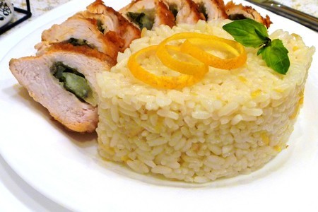 Фото к рецепту: Лимонный рис с куриными "кармашками"