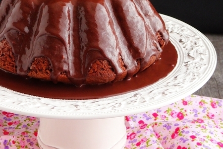 Фото к рецепту: Шоколадный кекс с глазурью 