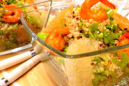 Фото к рецепту: Салат с киноа, креветками и цитрусами